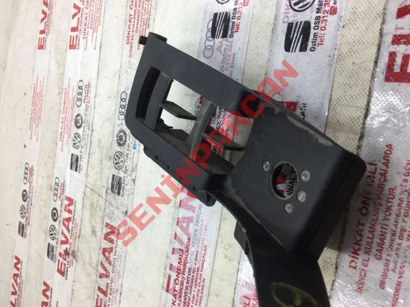 8P4959521B - DÜĞME YUVASI