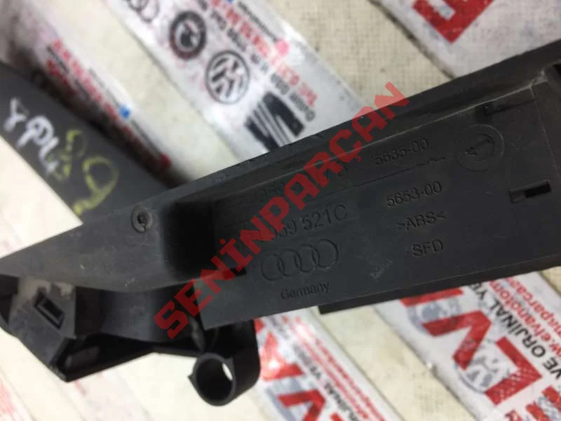 8P4959521B - DÜĞME YUVASI