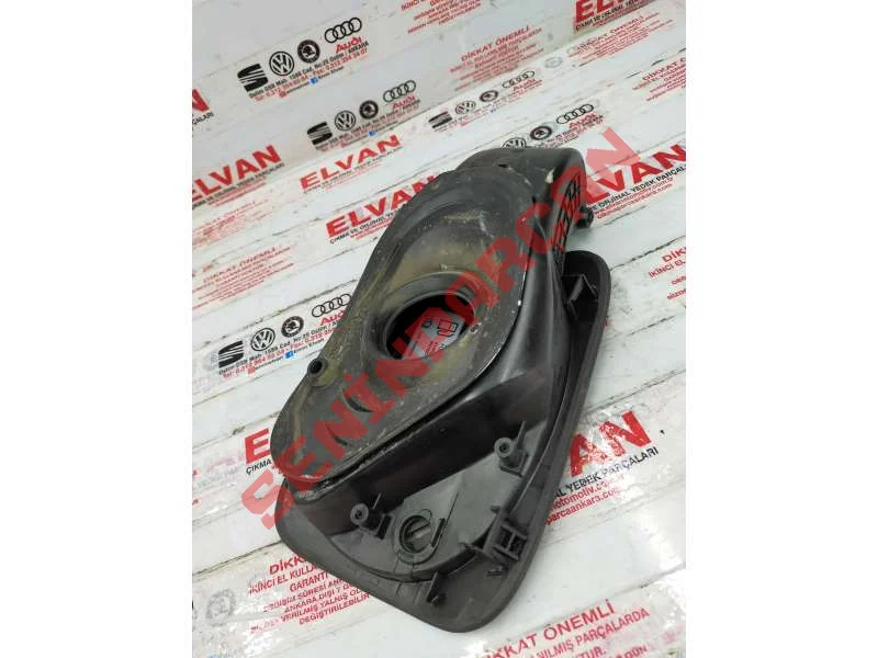 8U0809906C - AUFNAHME TANKKLAPPE