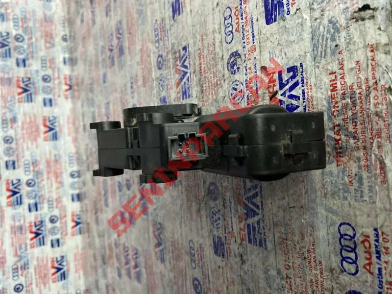 3T0827299C - MENTESE BAGAJ KAP SERVO R