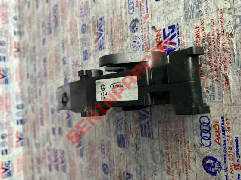 3T0827299C - MENTESE BAGAJ KAP SERVO R