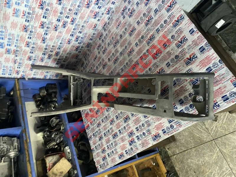 8E0863241G - ORTA KONSOL