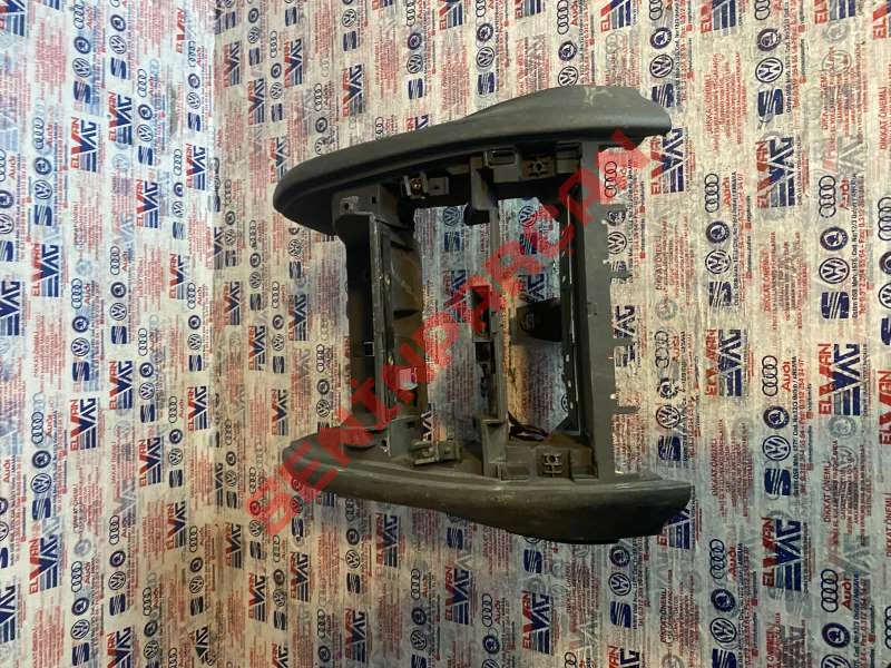 8L0863243J - ORTA KONSOL