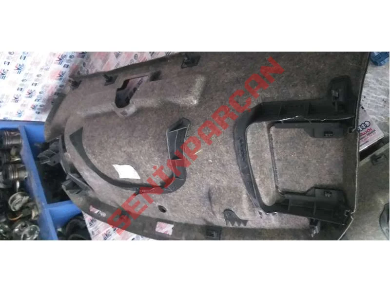 8K5867975A - BAGAJ KAPAĞI KAPLAMASI