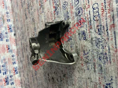 06E145393A - KANATLI POMPA IÇIN TUTUCU