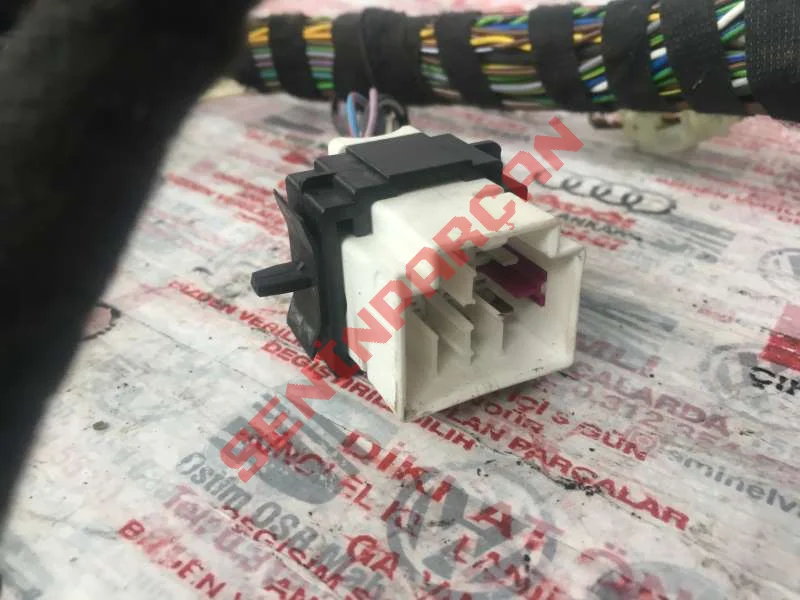 4L0937545A - SOKET MUHAFAZASI TUTUCUSU