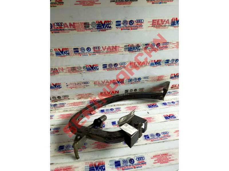 8V5827301 - KAPAK MENTEŞESİ