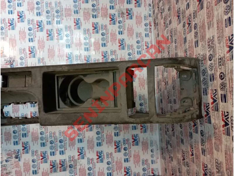 8P0863284D - ORTA KONSOL RAFI