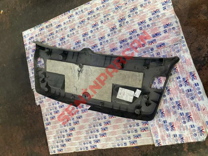 1K6867601D - BAGAJ KAPAĞI KAPLAMASI