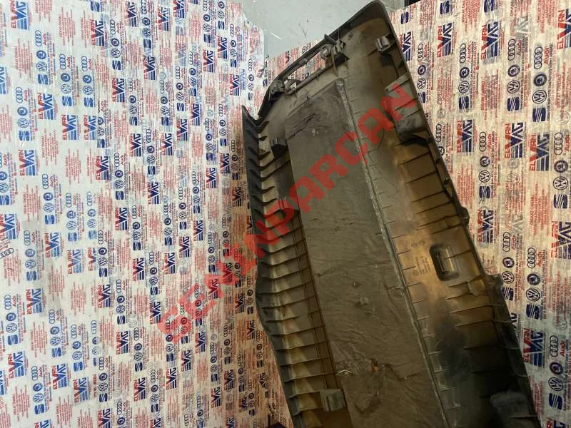 5N0867601A - BAGAJ KAPAĞI KAPLAMASI