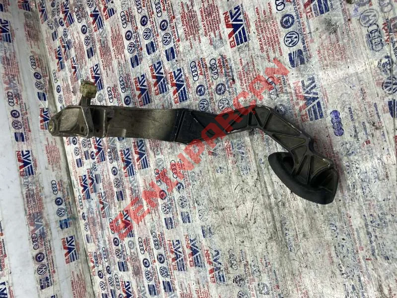 8D1721316G - DEBRIYAJ PEDALI