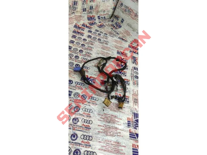 1K0972704A - KABLO SOKETI