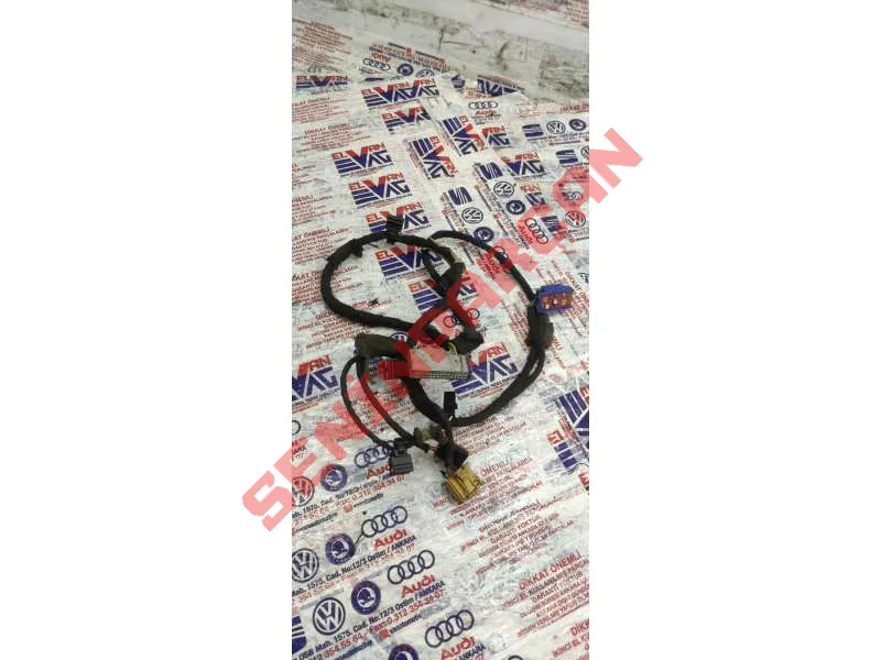 1K0972704A - KABLO SOKETI