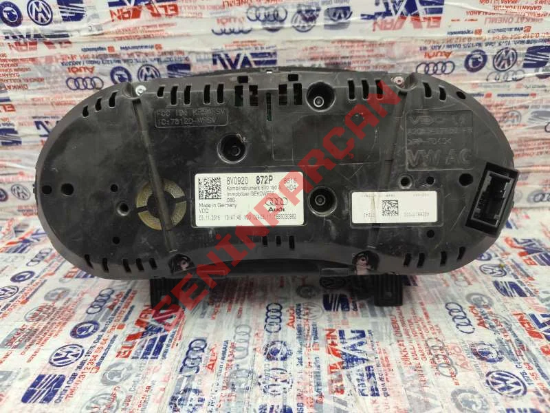 8V0920872P - GOSTERGE PANELI